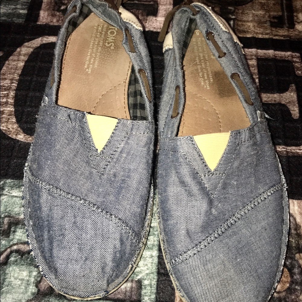 Tom’s drawstring blue canvas shoes